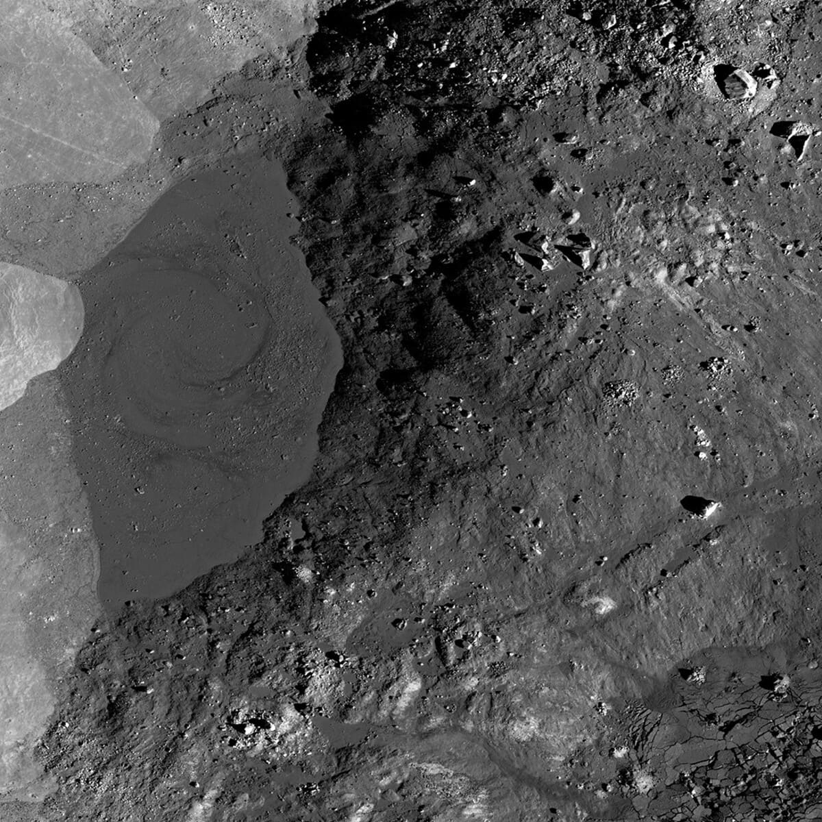 Зонд NASA получил необычные изображения на обратной стороне Луны