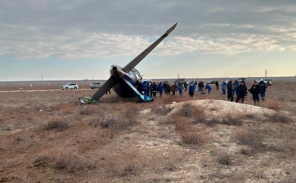 Шесть казахстанцев находились на борту упавшего близ Актау самолета