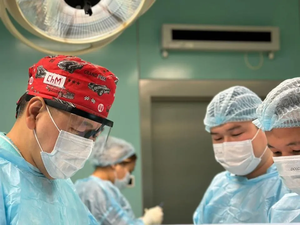 Одна короче другой: врачи Алматы выровняли мужчине ногу