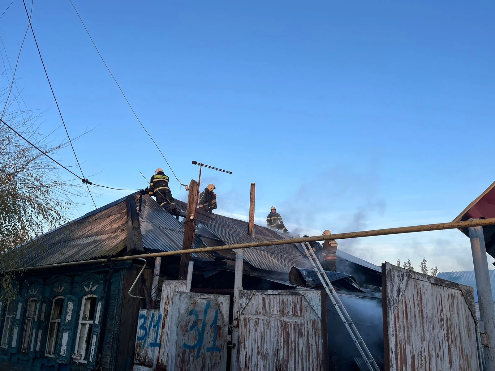 Кровля частного дома горела в Уральске