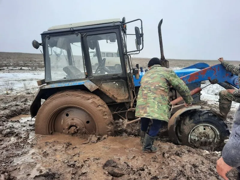 В ЗКО латают дорогу, отремонтированную год назад
