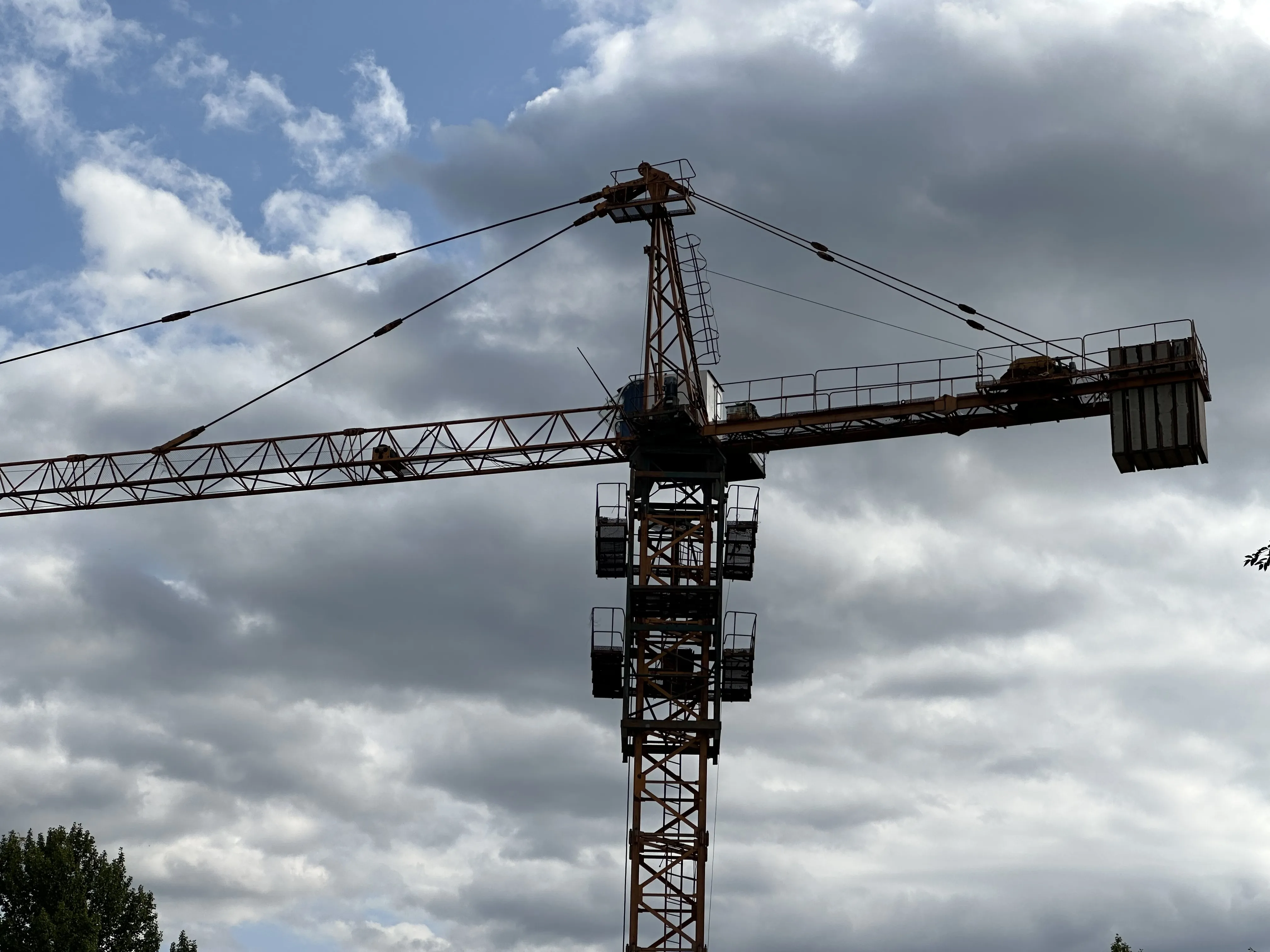 Клубные дома и ЖК: незаконные постройки снесут в горах Алматы