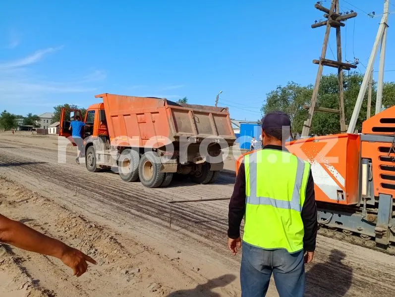 «Нам бы хоть объездную»: жители района ЗКО тонут в грязи