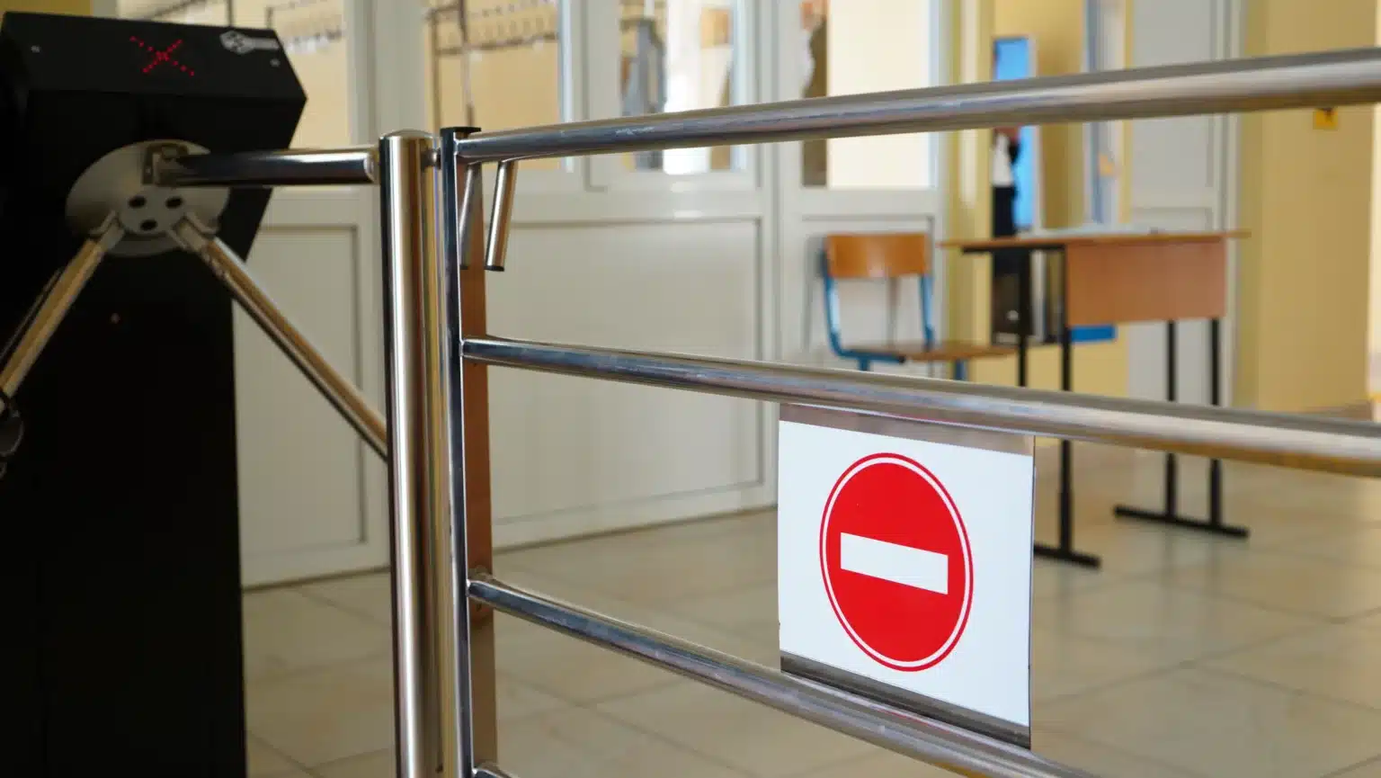 «Кроме названия, портфеля и ручки — ничего не было»: охрану школ в ЗКО «обеспечивала» компания из Шымкента