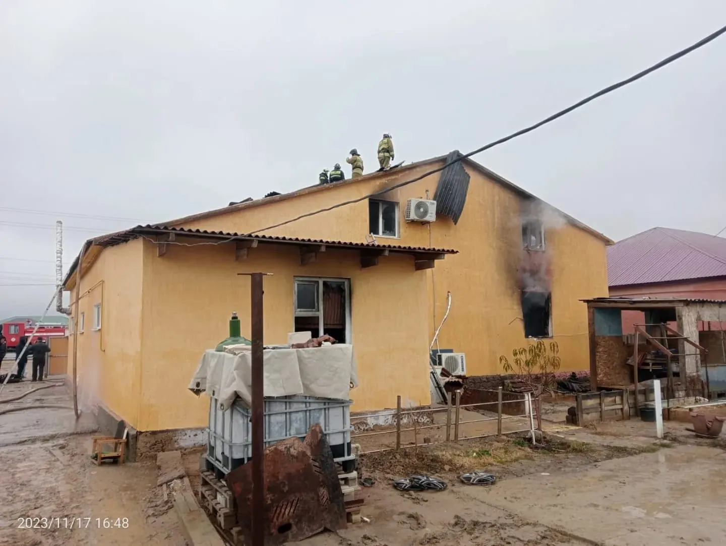 81-летнюю жительницу Атырау спасли при пожаре в доме