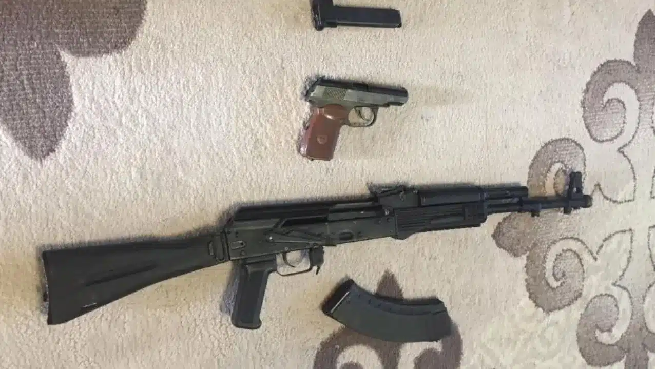Автомат и два пистолета хранил житель Уральска в спальне
