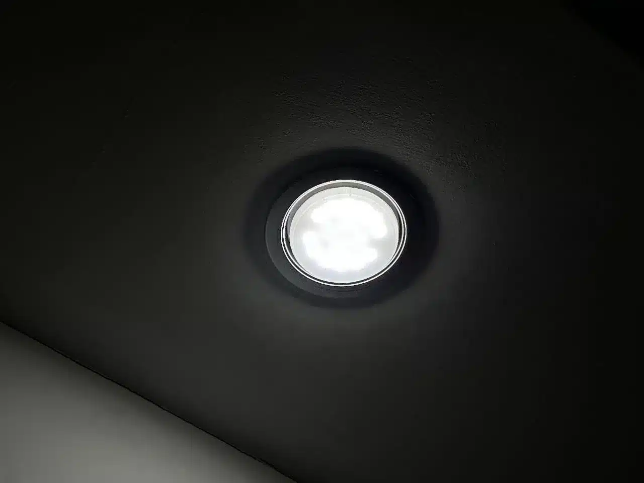 Более тысячи абонентов в ЗКО остаются без электричества