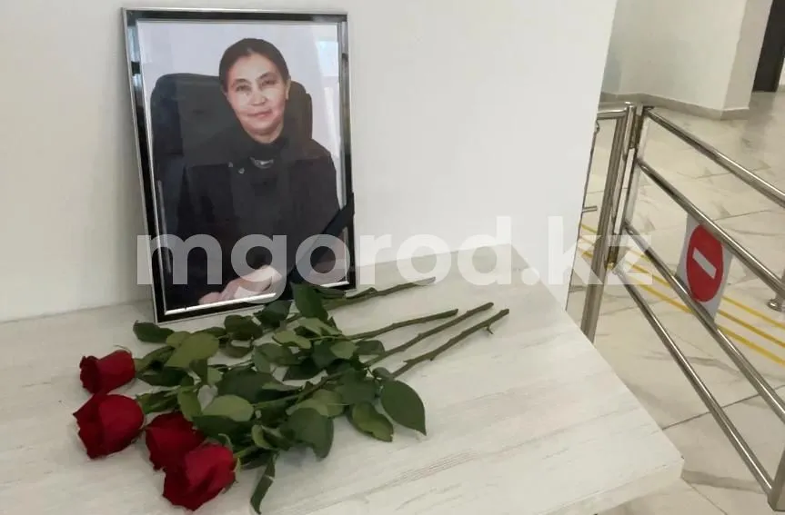 Женщине на голову упал кирпич в Уральске: о погибшей рассказали коллеги