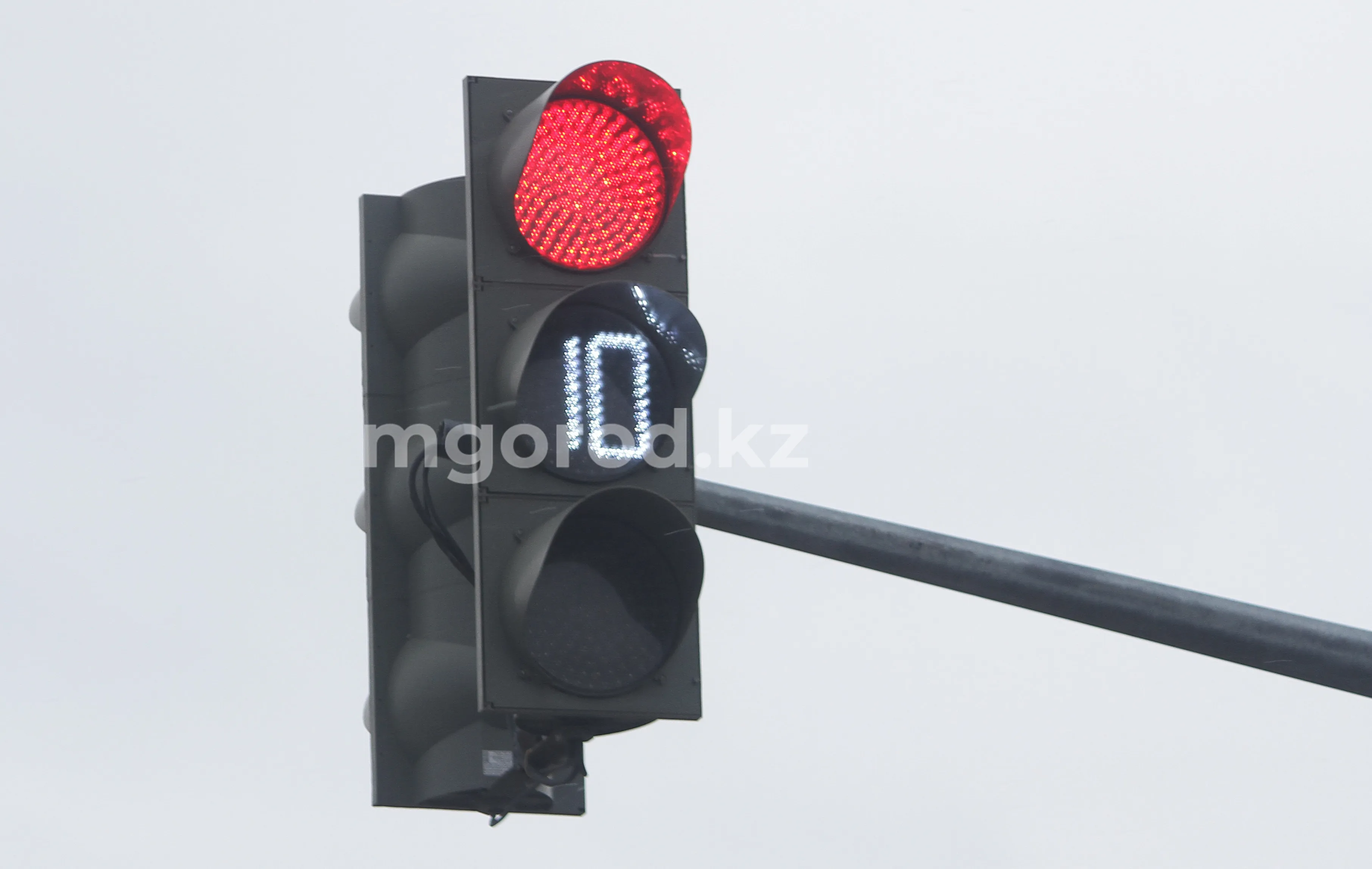 Светофоры на улице Шолохова в Уральске подключат до конца года