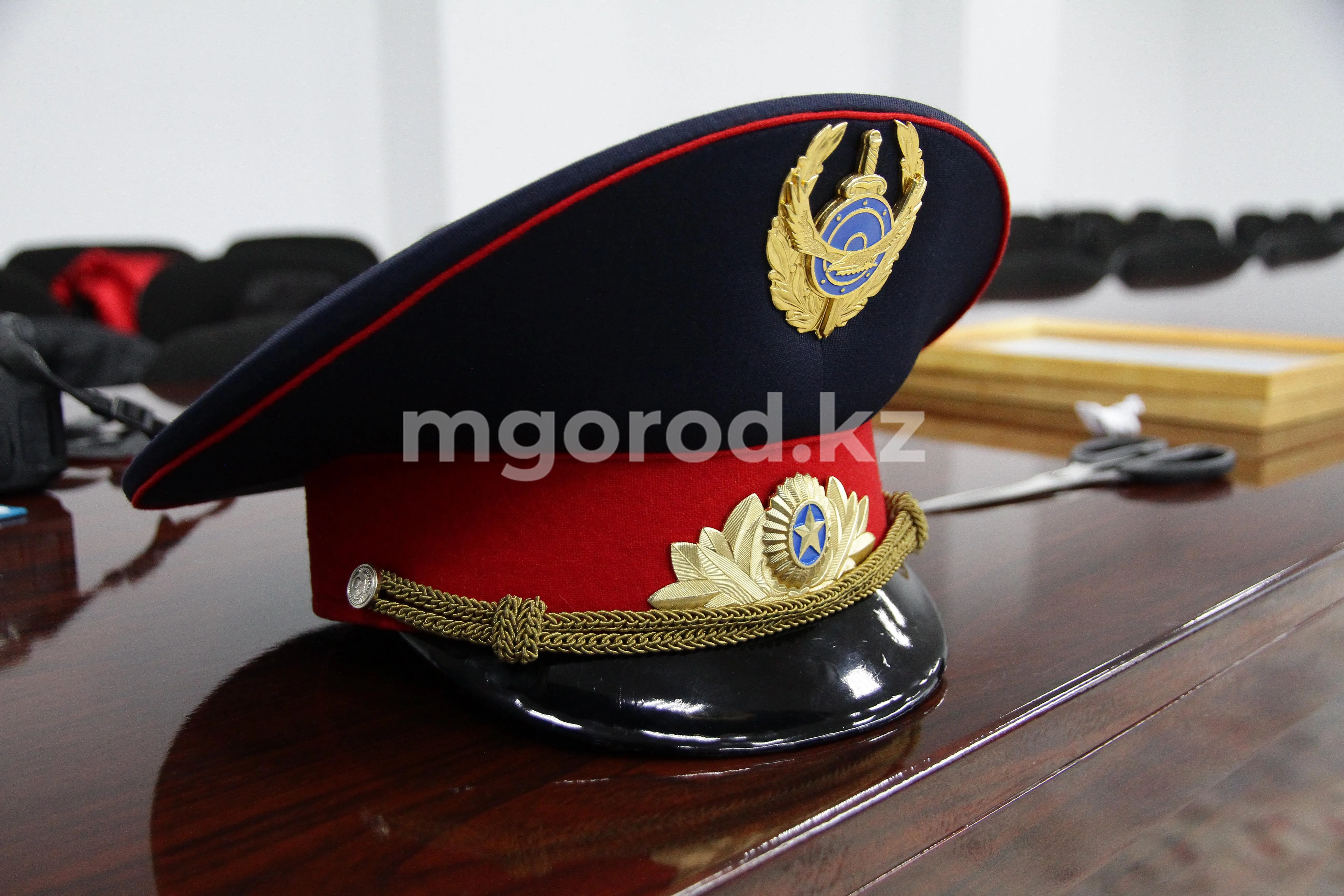 Суд Атырау оставил на свободе осуждённого за мошенничество полицейского