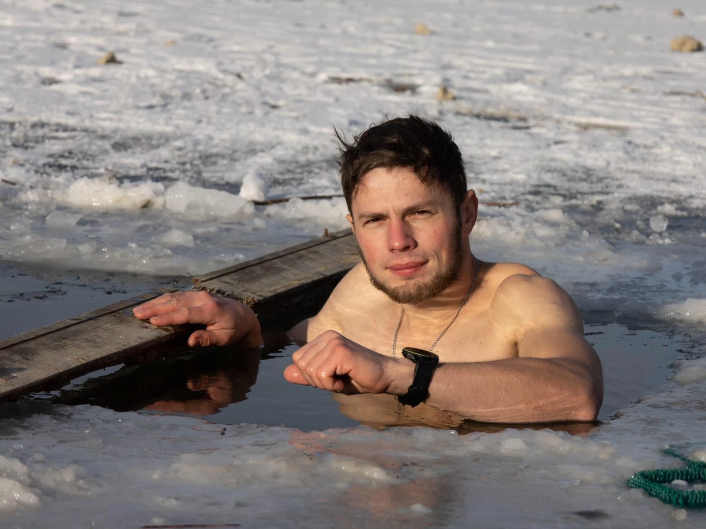 Парень из Уральска купается в реке круглый год