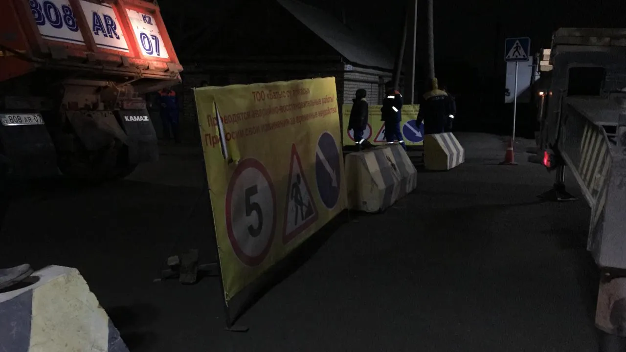 На проезжей части Уральска провалился асфальт