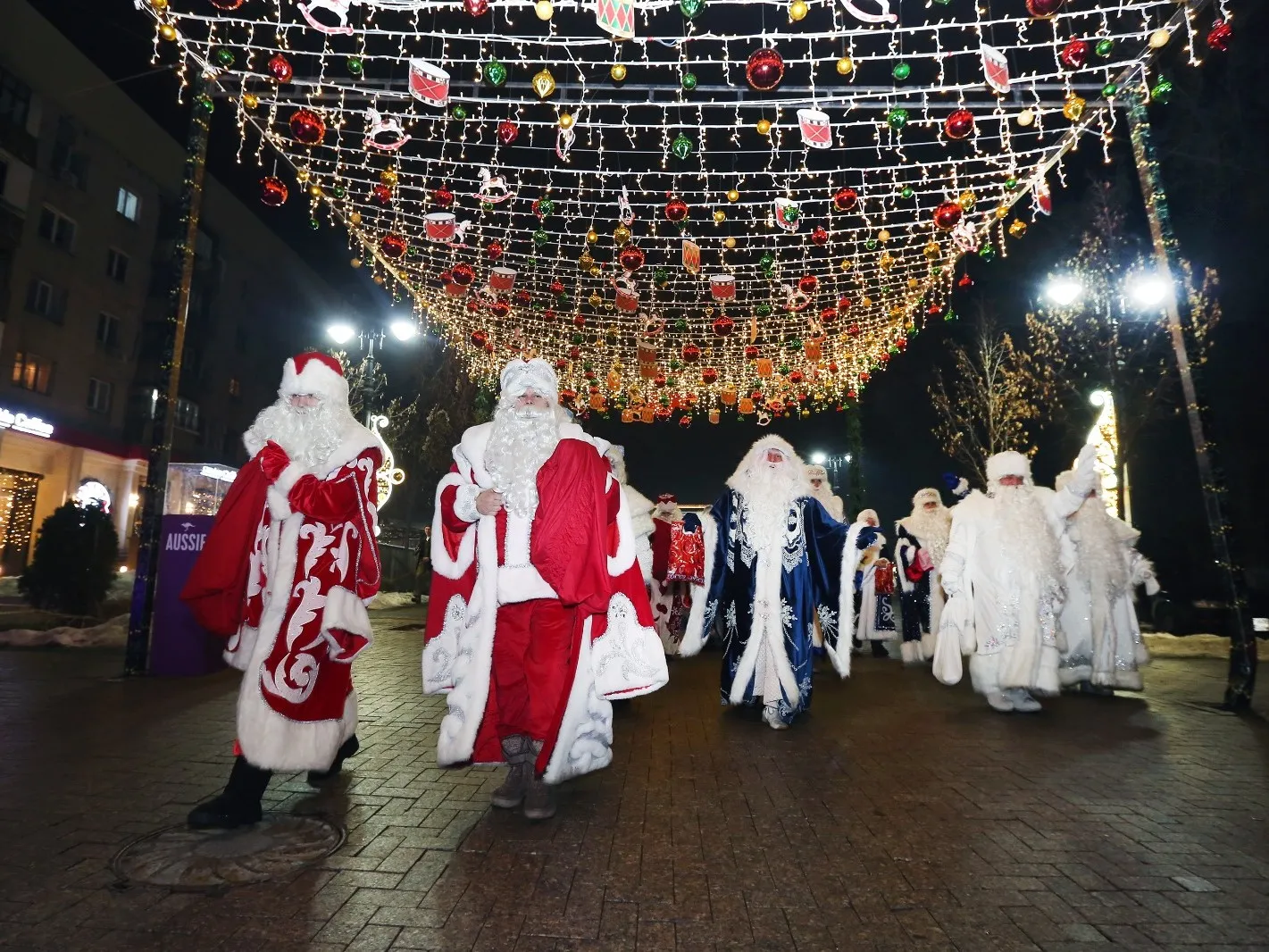 Деды Морозы прошлись по улицам Алматы