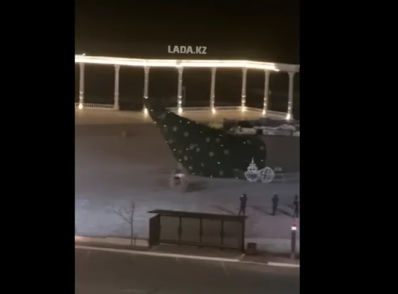 Ветер снёс новогоднюю ёлку и крышу детсада в Актау