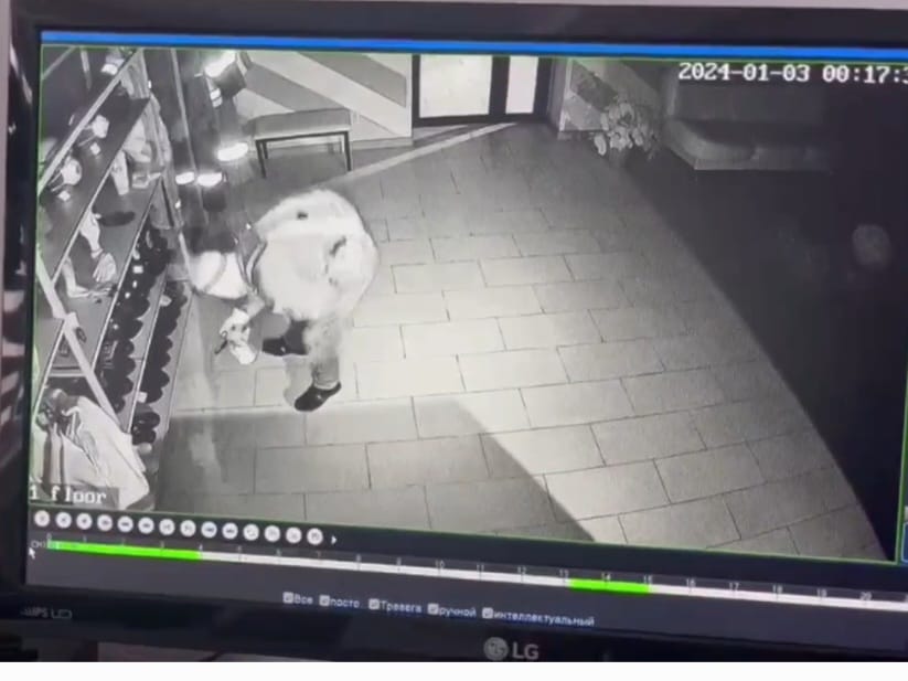 Кража сувенирных долларов попала на видео в Аксае