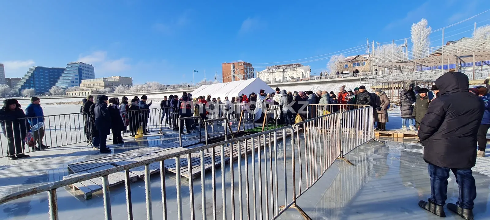 В Атырау тонкий лёд не останавливает смельчаков окунуться в проруби