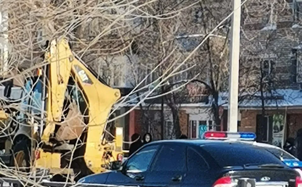 Женщина с двумя детьми попала под  трактор в Уральске