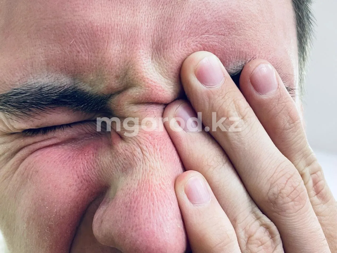 Мужчина проткнул глаз скобой от мебельного степлера