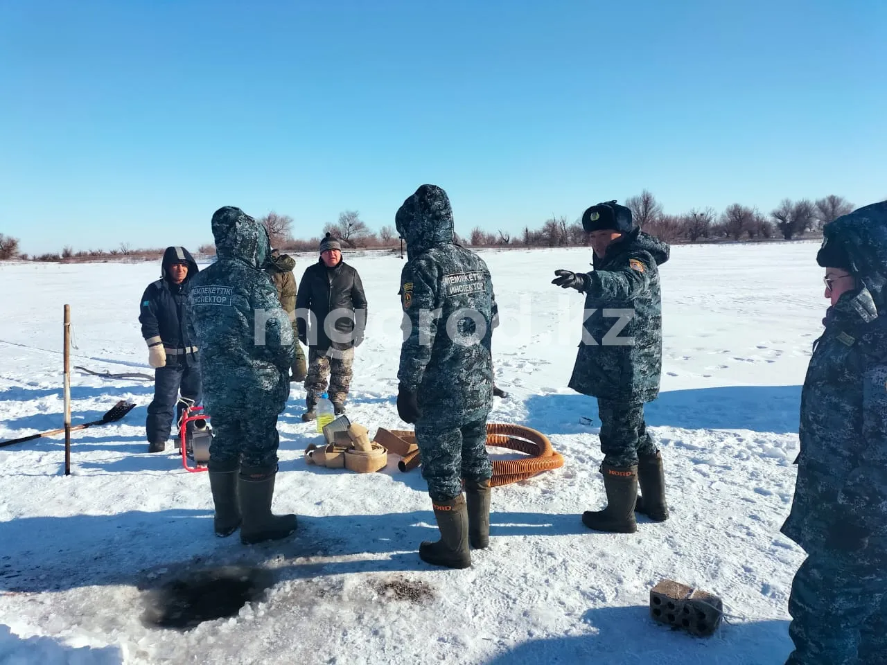 Из-за толстого льда в водоемах Атырау задыхается рыба
