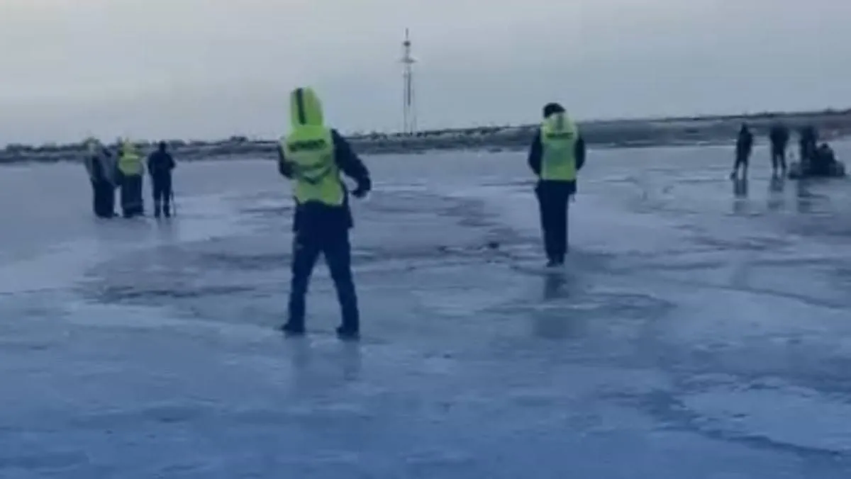 Машина с людьми провалилась под лёд в Атырау
