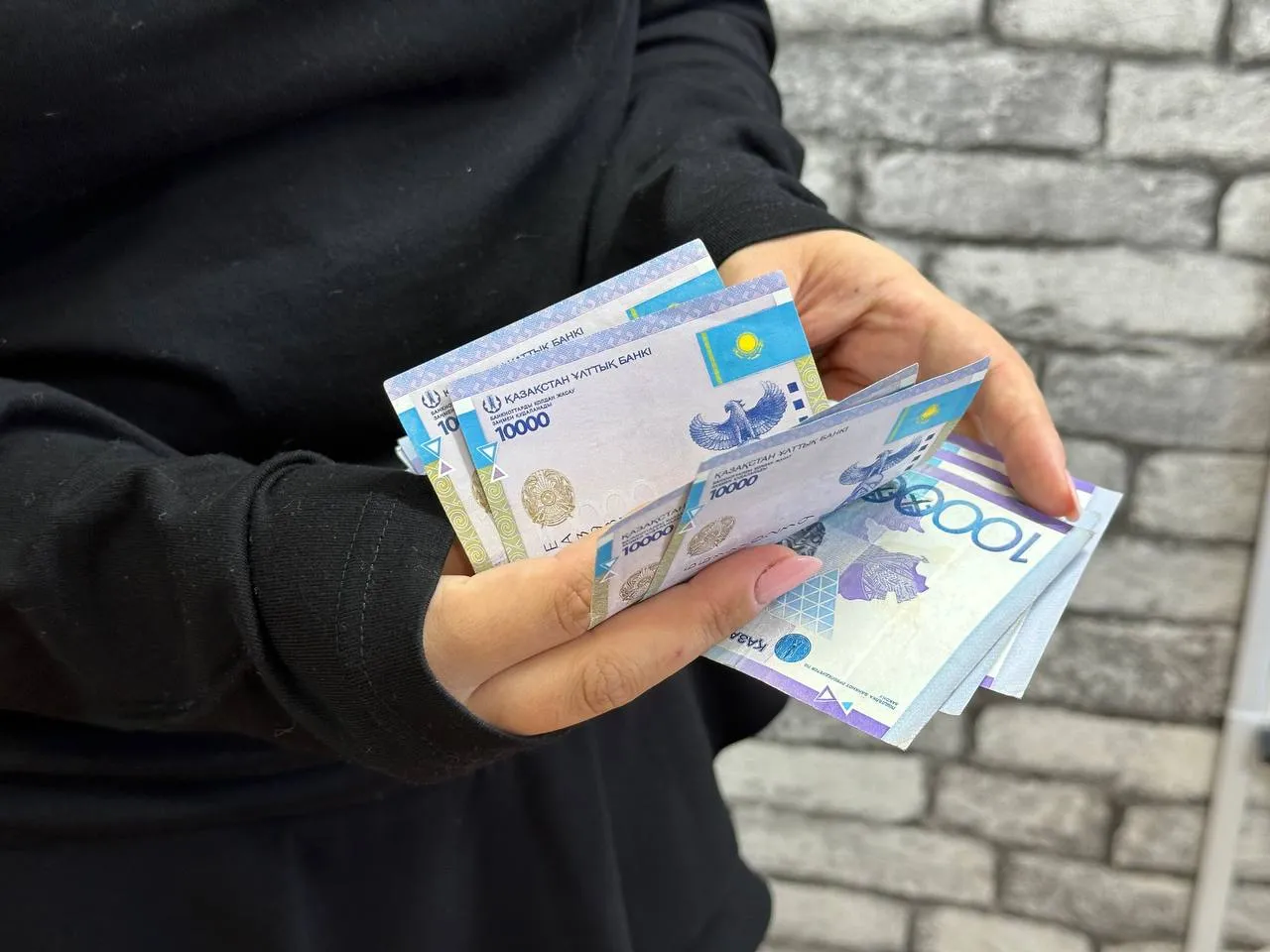 На 16 млн тенге «продал» должность помощника машиниста житель Актюбинской области