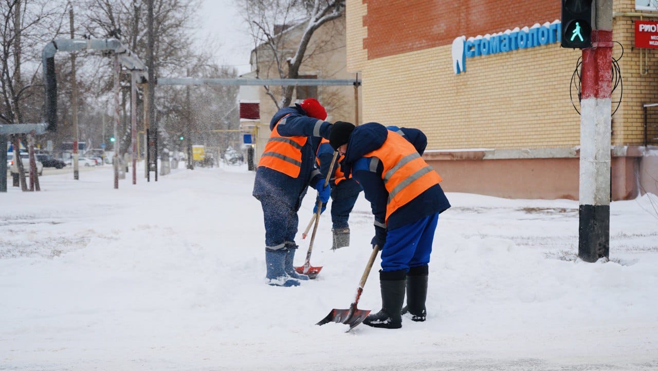 10 тысяч кубометров снега за сутки вывозят из Уральска сотрудники ТОО «Жайык таза кала»