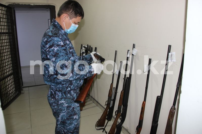 Оружие с боеприпасами нашли у жителей Атырауской области