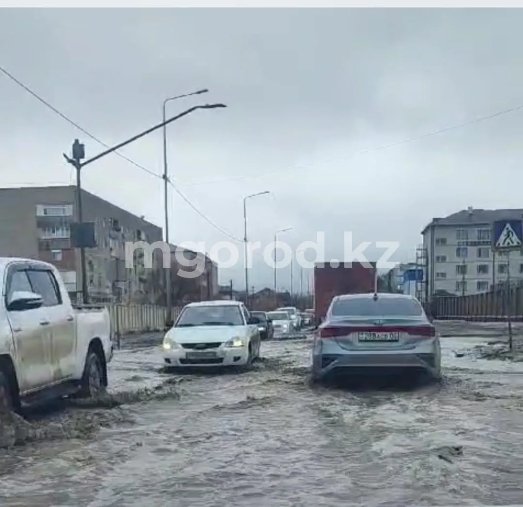 В Атырау отменили занятия для школьников из-за непогоды