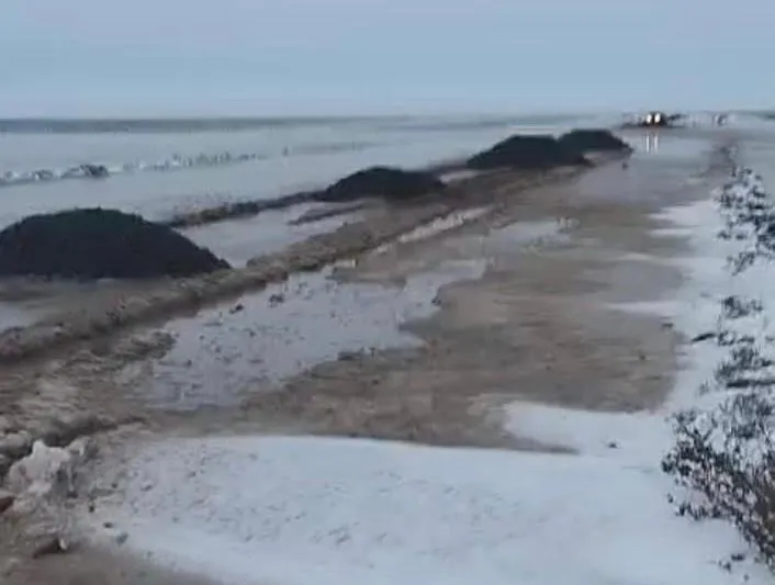 В ЗКО приостановили движение авто из-за перелива талых вод через дорогу