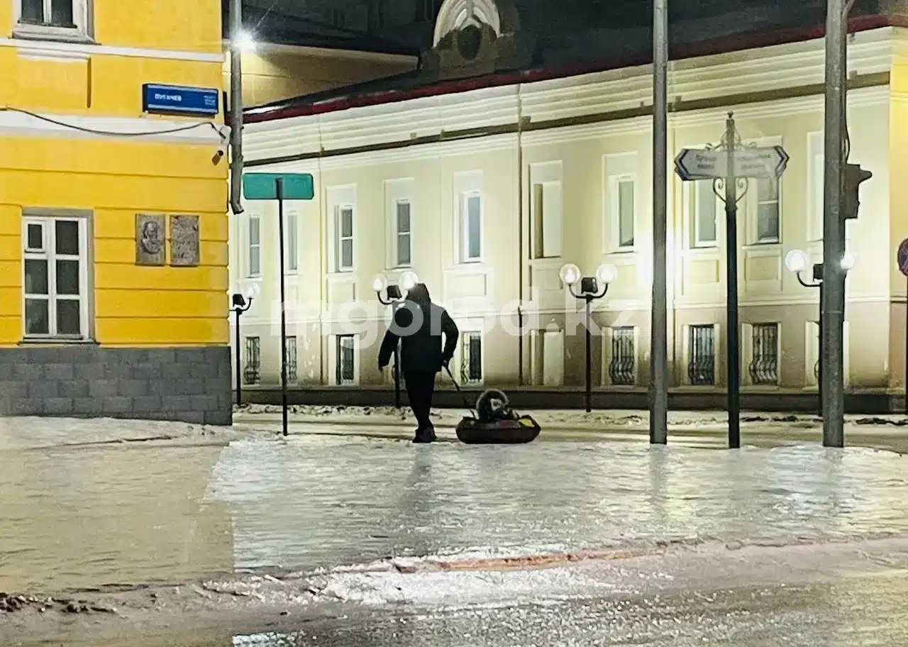 Гололед в ЗКО: родители школьников возмущены поздней отменой занятий