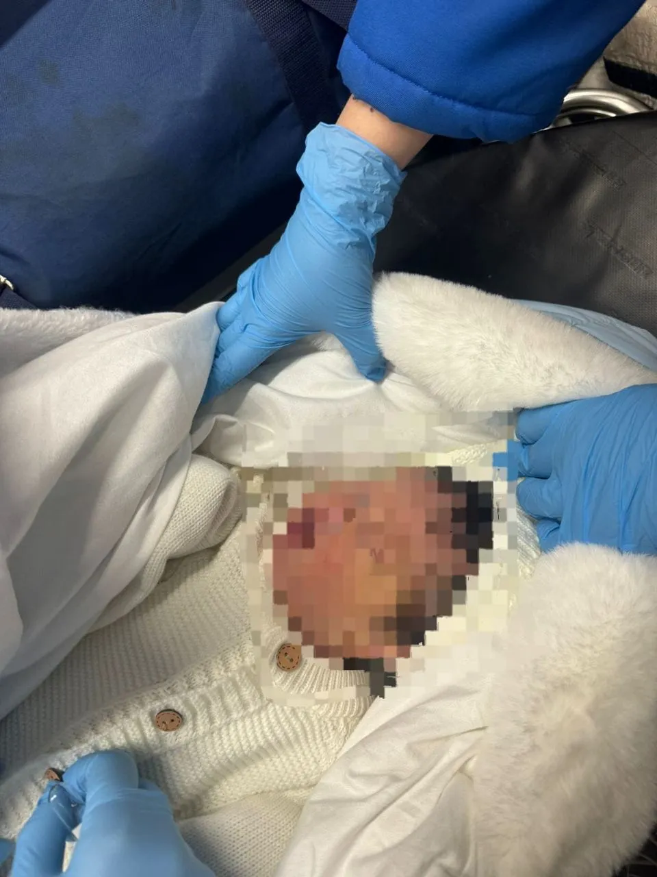 Новорожденного оставили на улице в мороз