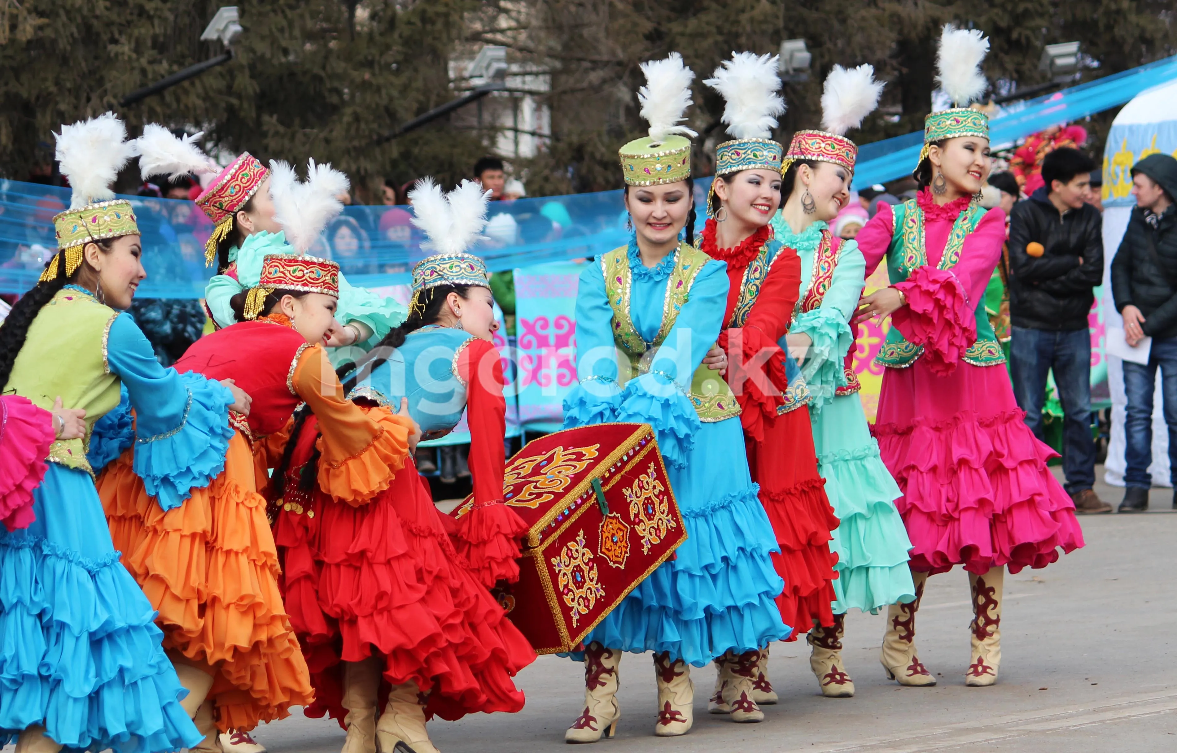 Вместо скрывающих лицо черных одеяний лучше носить национальную одежду - Токаев