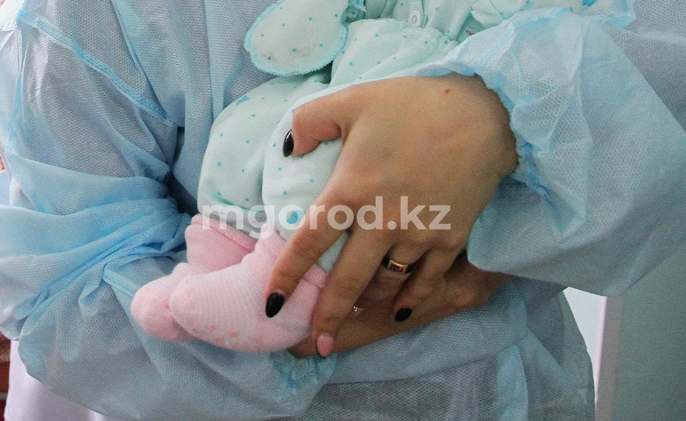 Женщина четыре раза продала своих новорожденных детей в Атырау