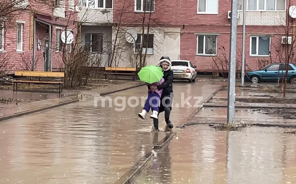 Талая и дождевая вода топит дома и подвалы в Уральске