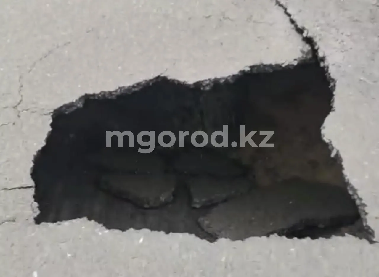 Асфальт провалился на дороге в Уральске
