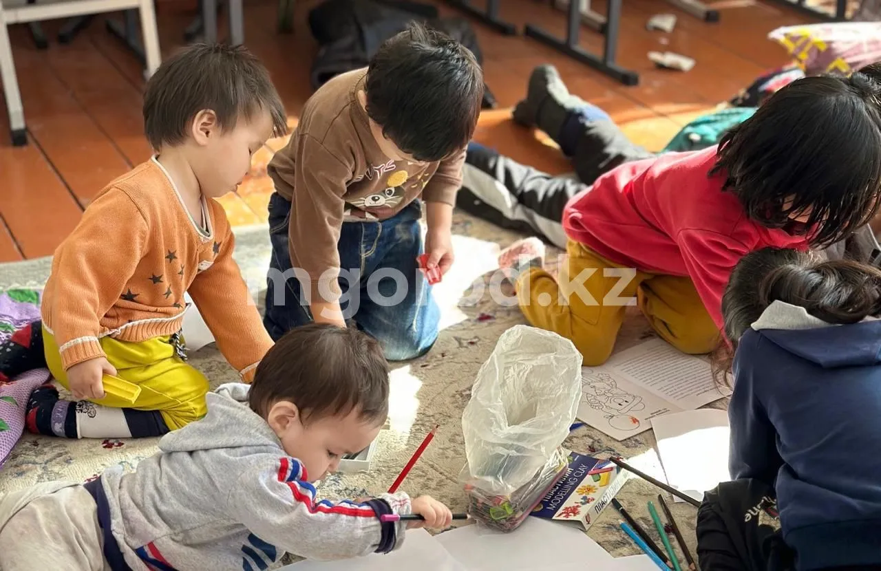 Жители затопленного села в Актюбинской области в ожидании эвакуации ночевали в школе