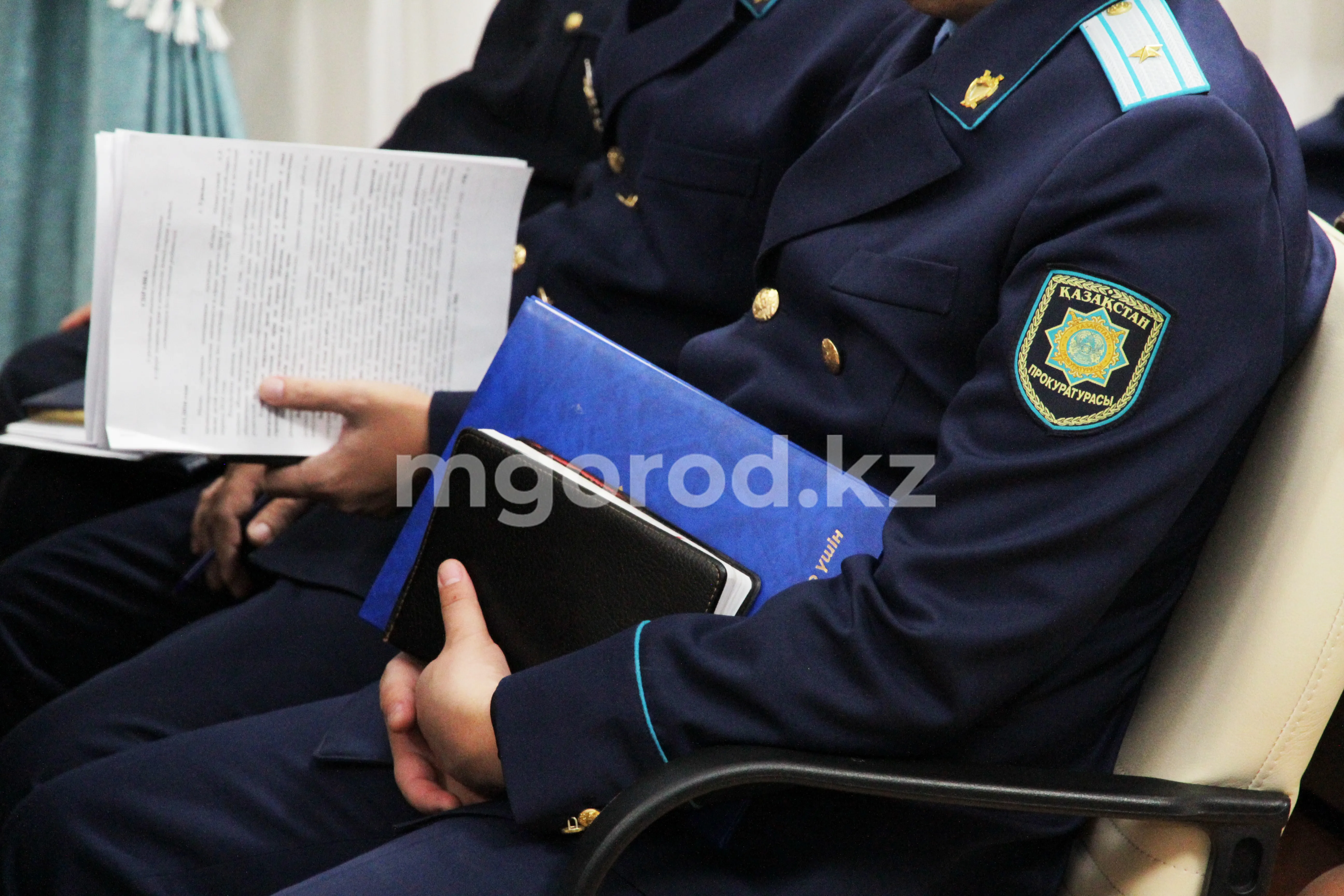 Жителя Атырау оштрафовали за ношение прокурорской шапки