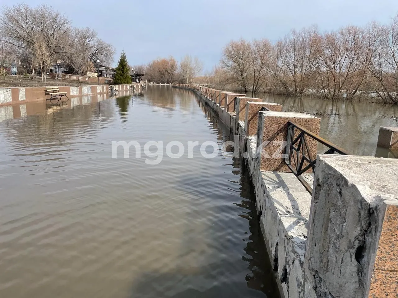 Набережную затопило в Уральске