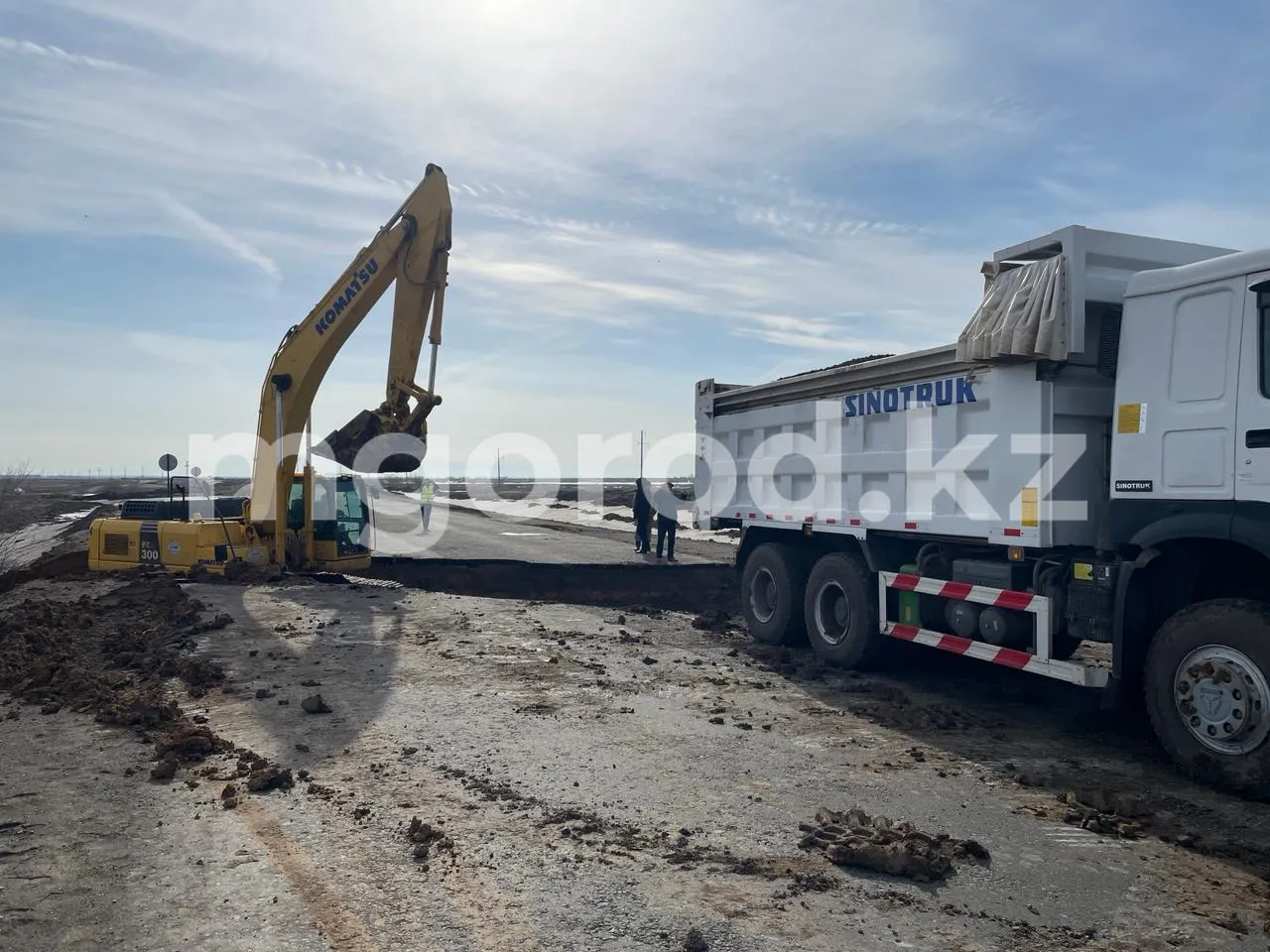 Новую автодорогу вскрыли в ЗКО: подрядчик восстановит участок за свой счет