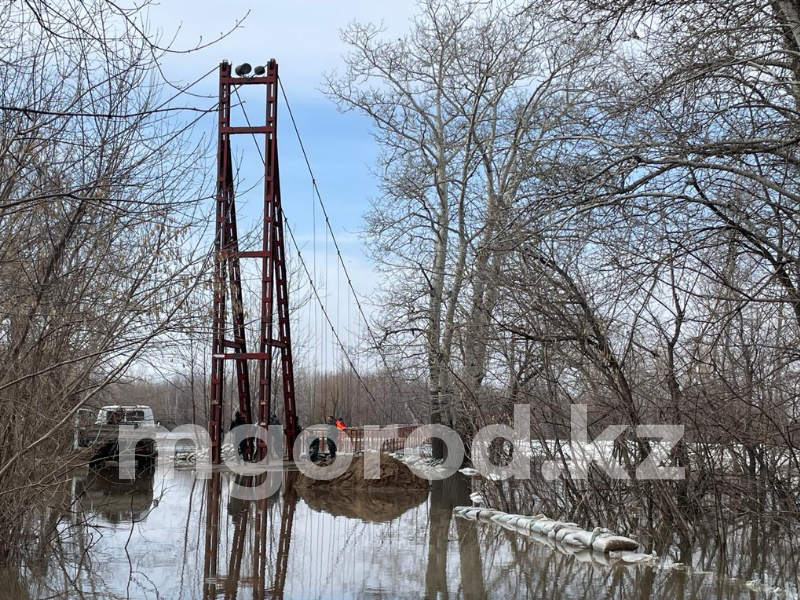 В Уральске пытаются поднять мост на реке Чаган
