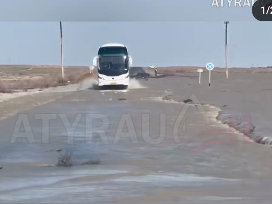 Трасса в Атырауской области затоплена, движение приостановлено