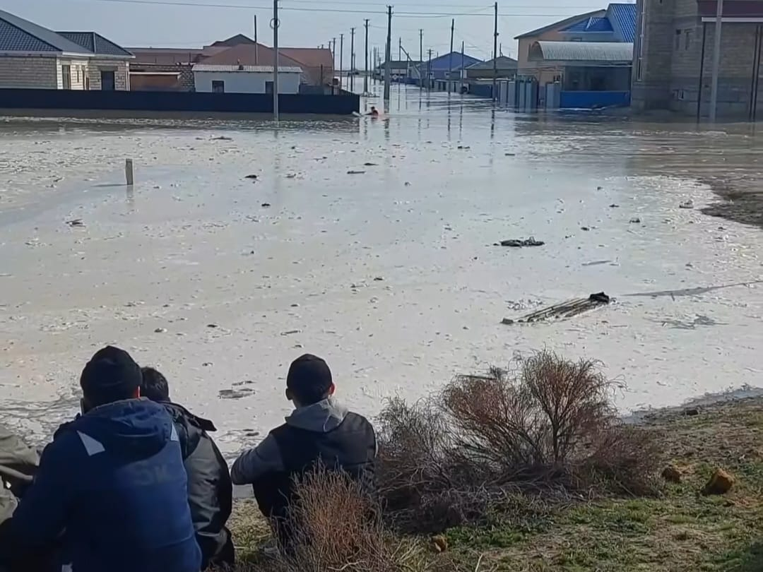 Районный центр в Атырауской области уходит под воду