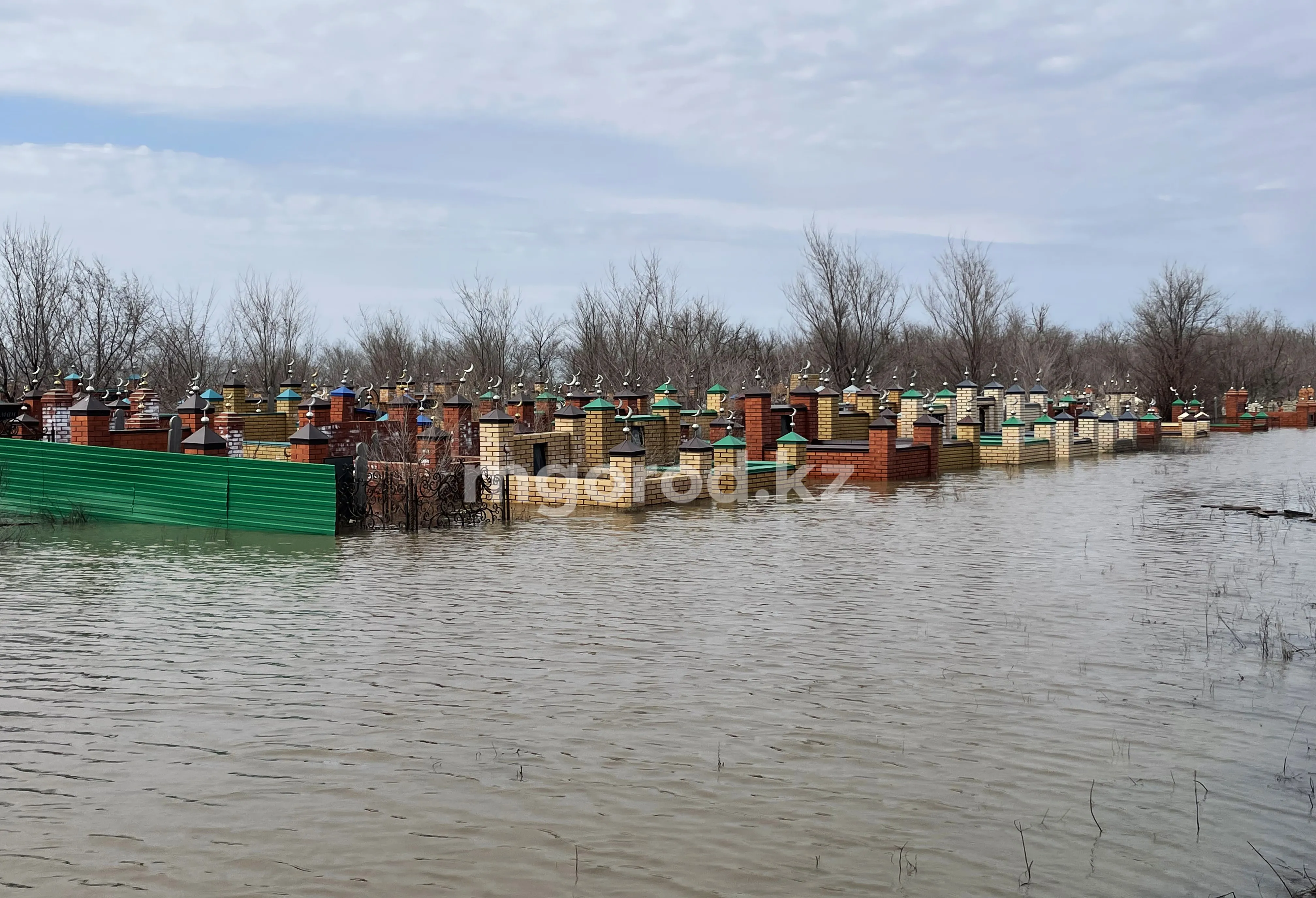 Кладбище затопило талыми водами в ЗКО