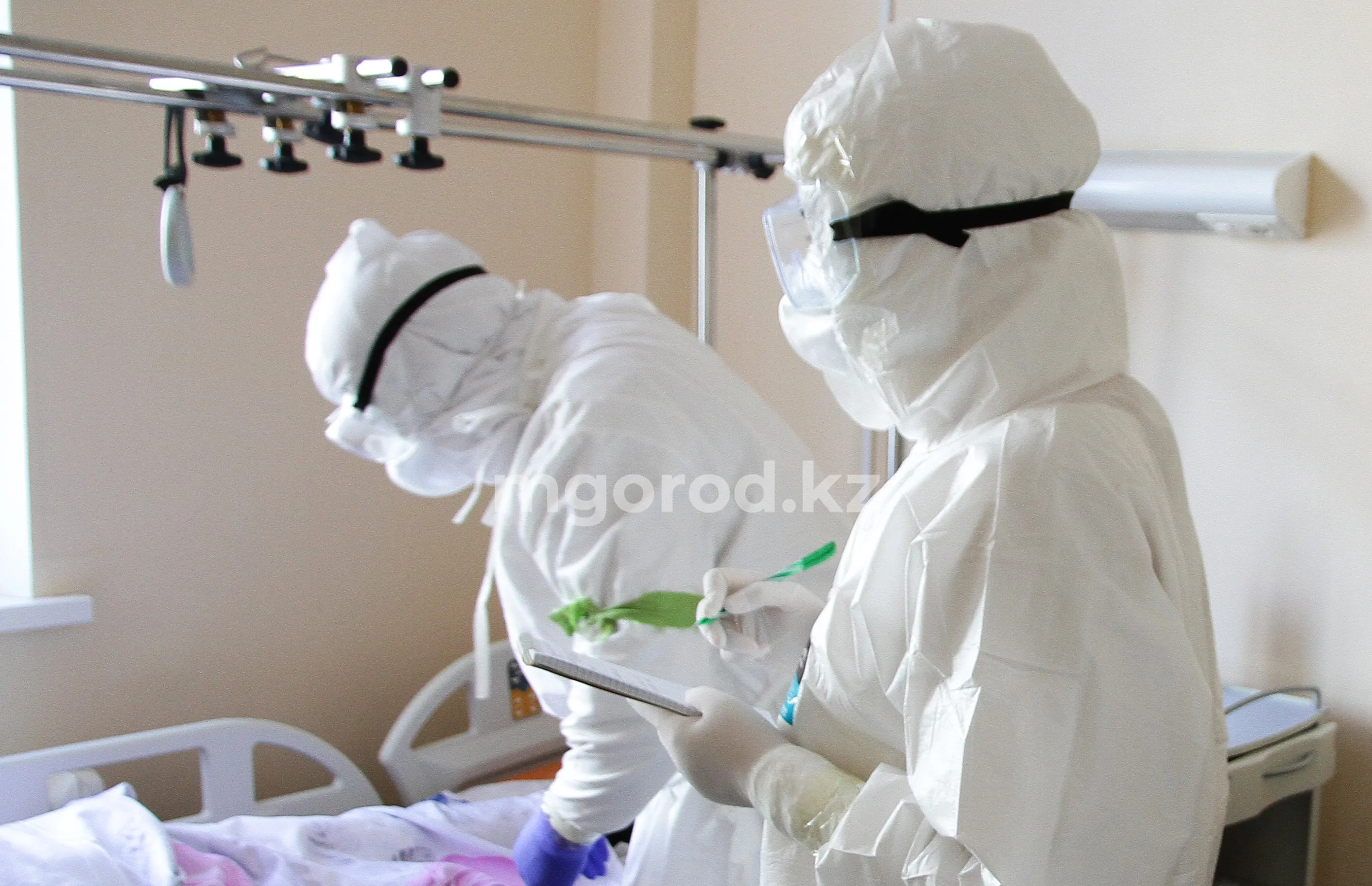 В ЗКО работника из Индии, изолировали после контакта с больной холерой