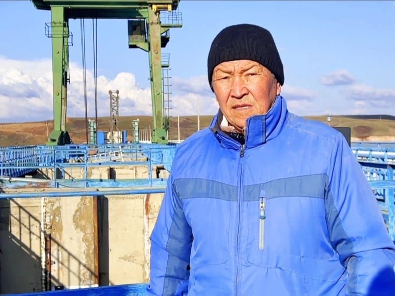 Пенсионер-крановщик из Актобе помог специалистам "Казводхоза" открыть шлюз на водохранилище