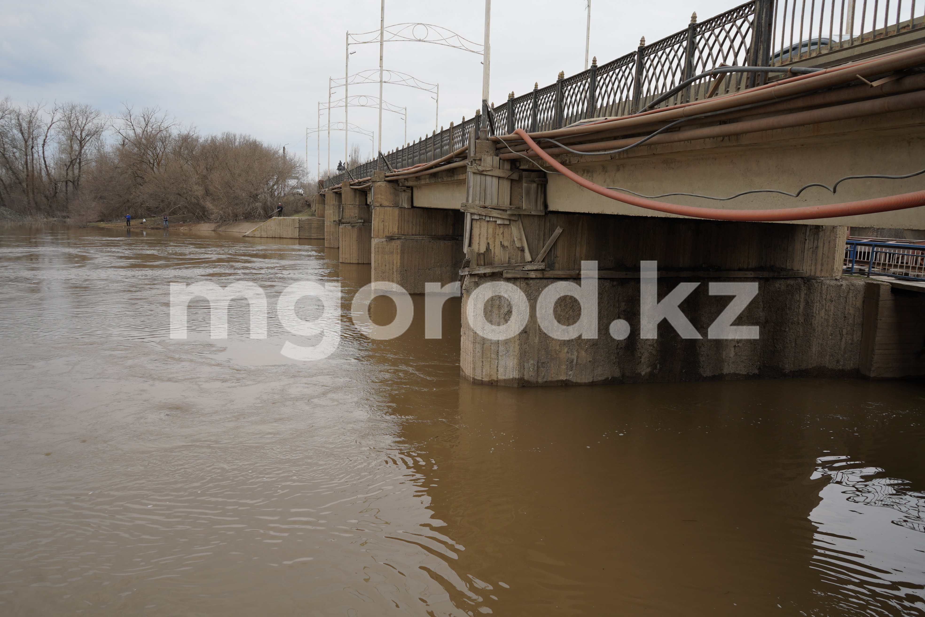 До критического уровня Урала в Уральске осталось 122 сантиметра