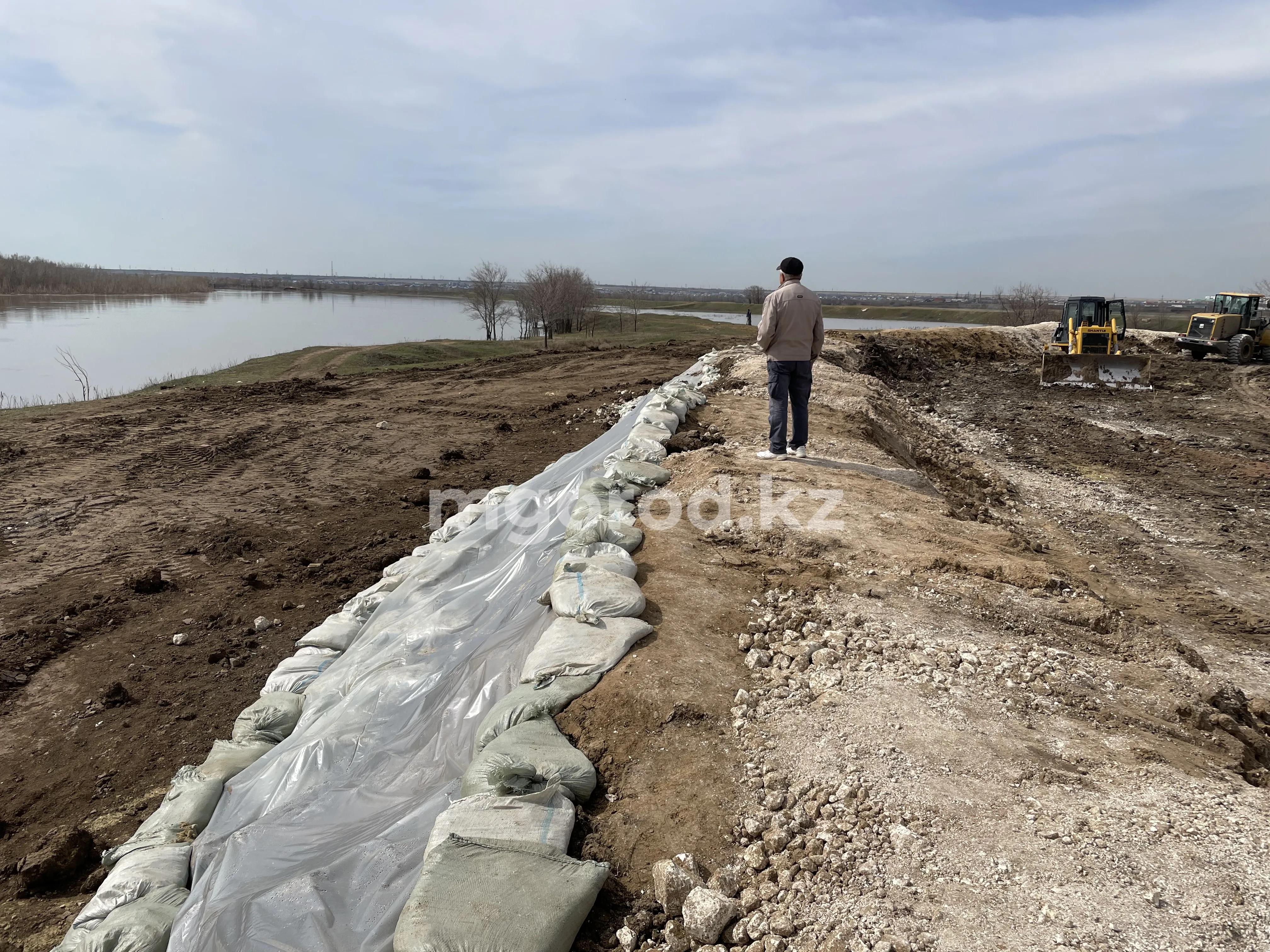 В ЗКО возводят дамбу в 43 километра