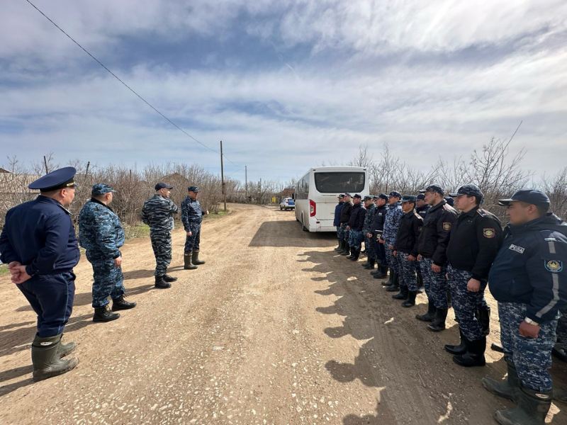 800 полицейских ЗКО вышли на борьбу с паводком