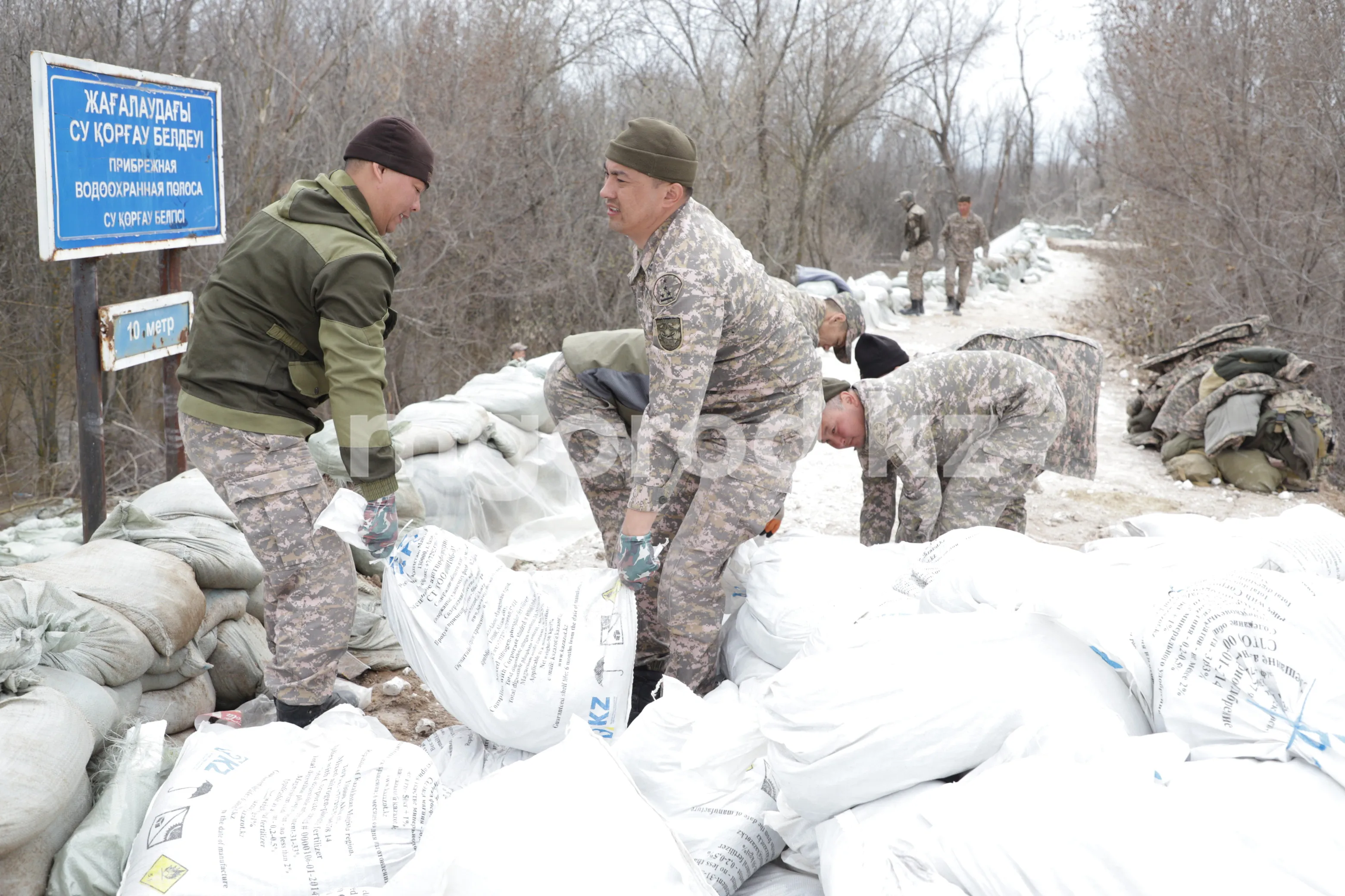 Как в ЗКО возводят дамбы вдоль Урала и Чагана