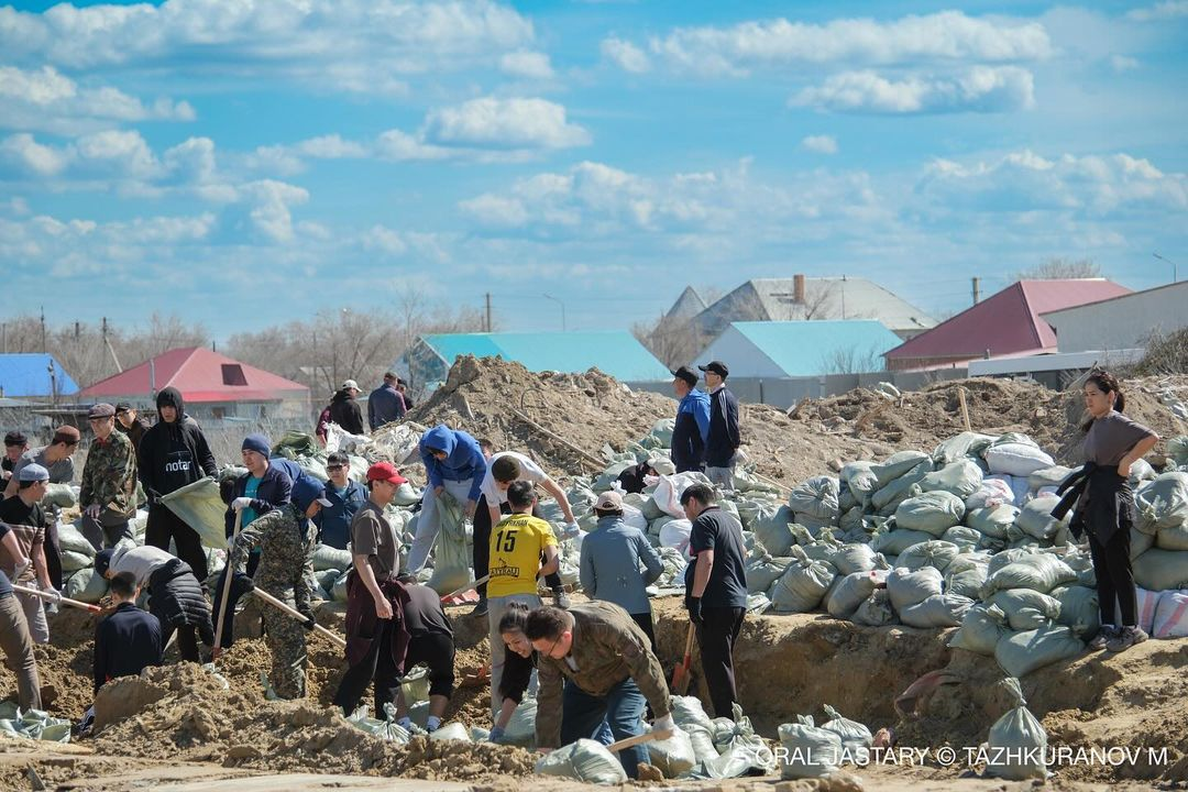 Три тысячи волонтеров работают на укреплении дамб и помощи пострадавшим в паводках